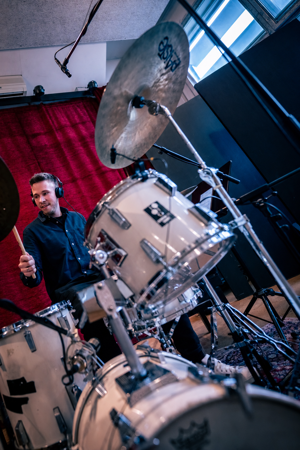Jeroen Truyen playing drums during a live performance